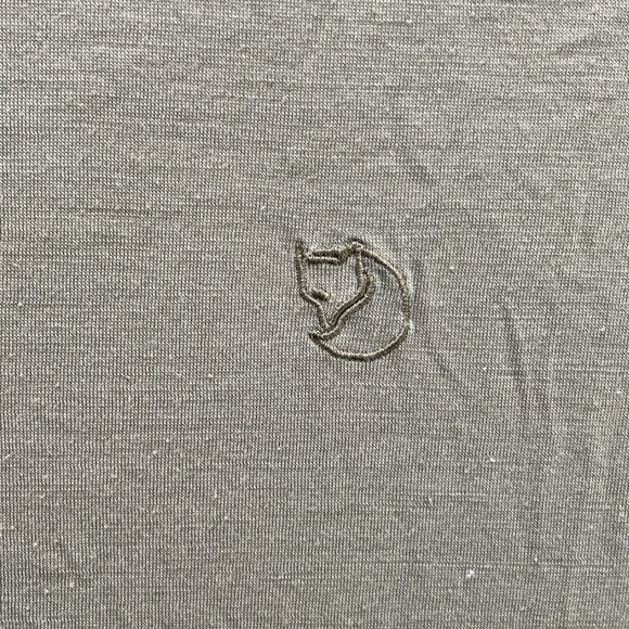 Fjallraven T-Shirt Men Medium Green Outdoor Minimalist Gorpcore Travel Cabin 90s - Picture 3 of 9